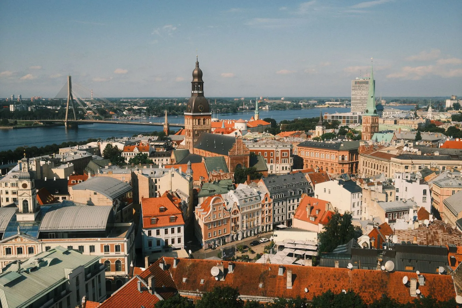 Vue aérienne de la vieille ville de Riga et de la Daugava, avec la cathédrale et le pont haubané